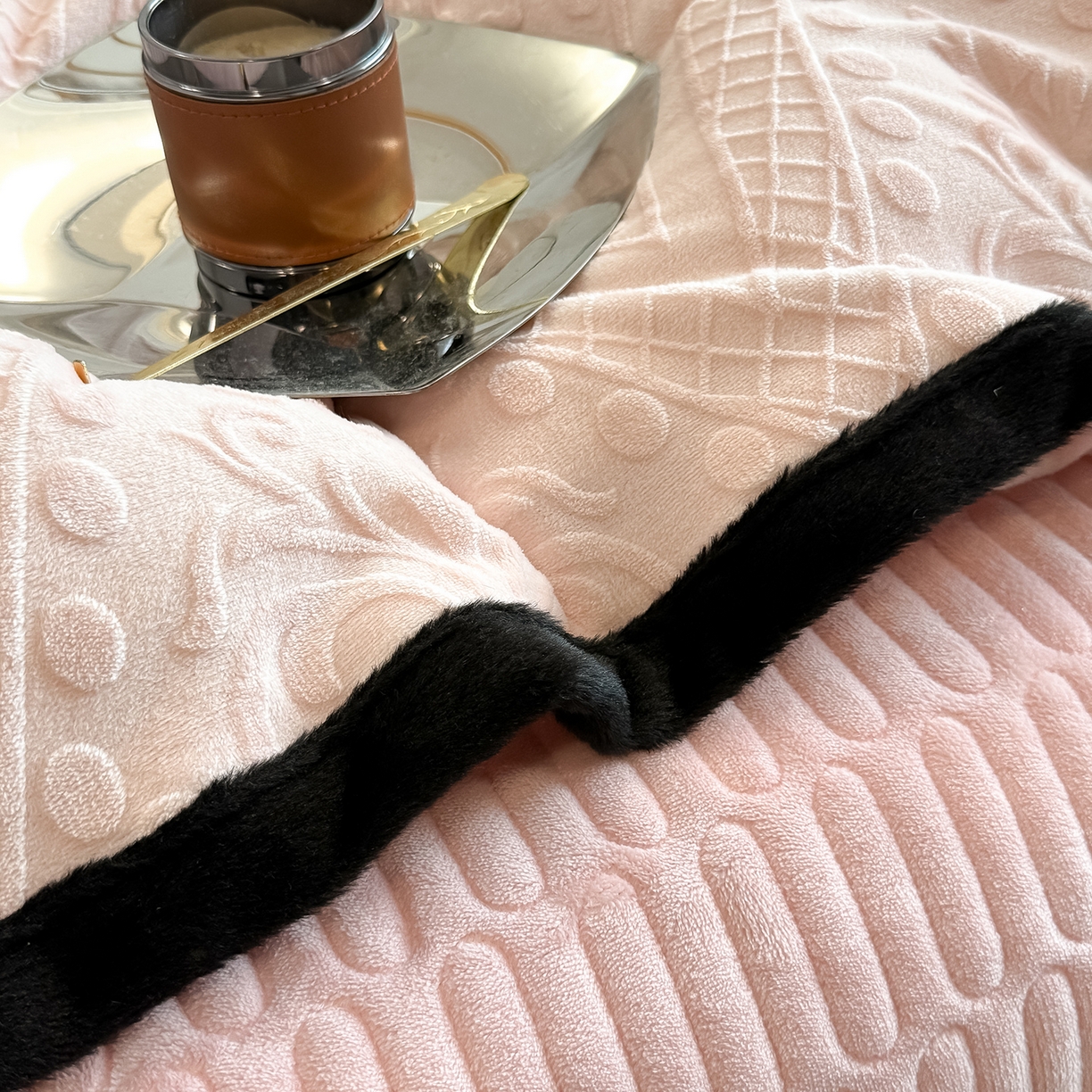 91家纺网 家纺一手货源 找家纺 典曼家纺 2025新款A类宽包边雕花绒四件套 欧风镜像-粉