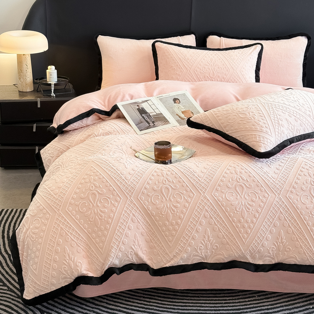 91家纺网 家纺一手货源 找家纺 典曼家纺 2025新款A类宽包边雕花绒四件套 欧风镜像-粉