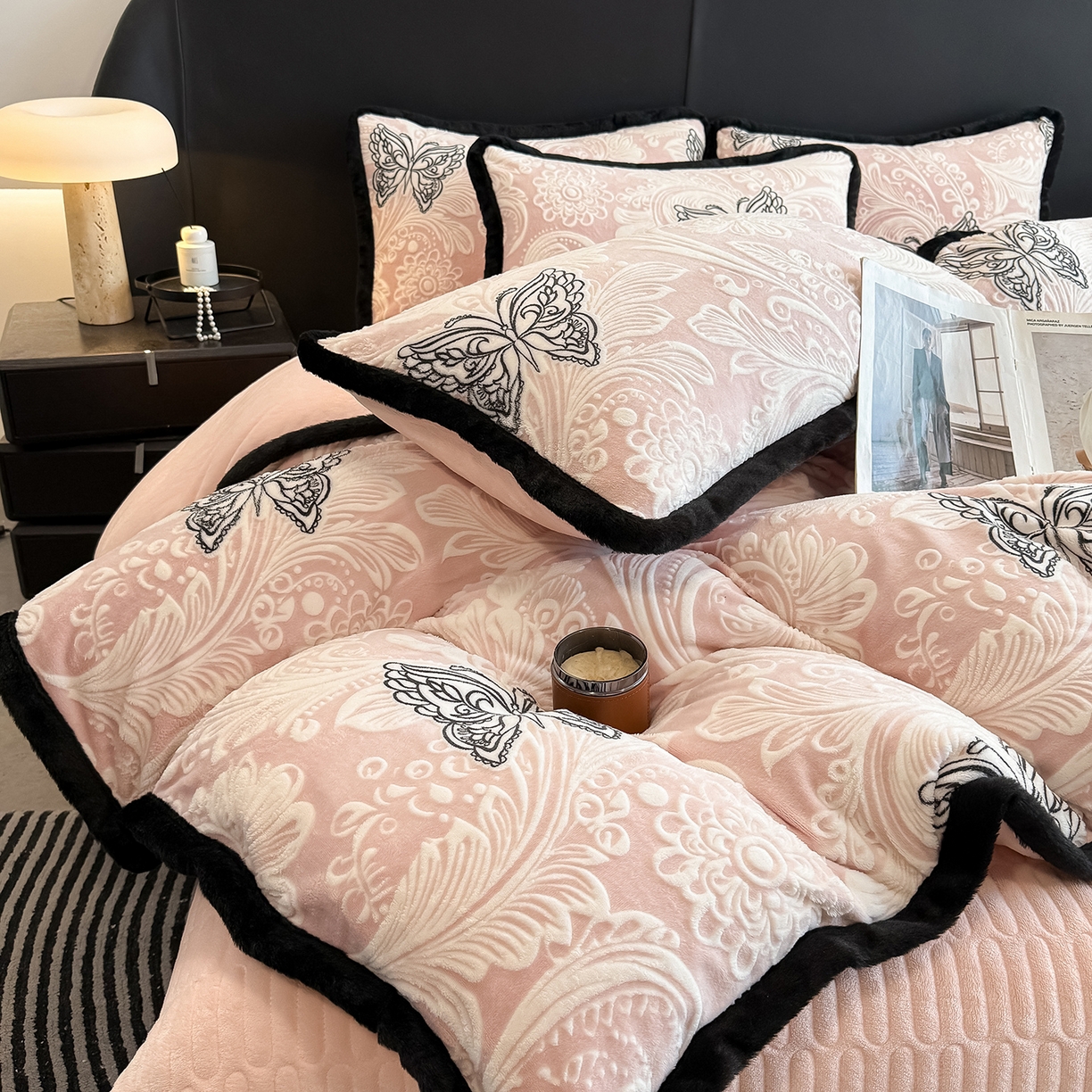 91家纺网 家纺一手货源 找家纺 典曼家纺 2025新款A类宽包边雕花绒四件套 蝴蝶花海