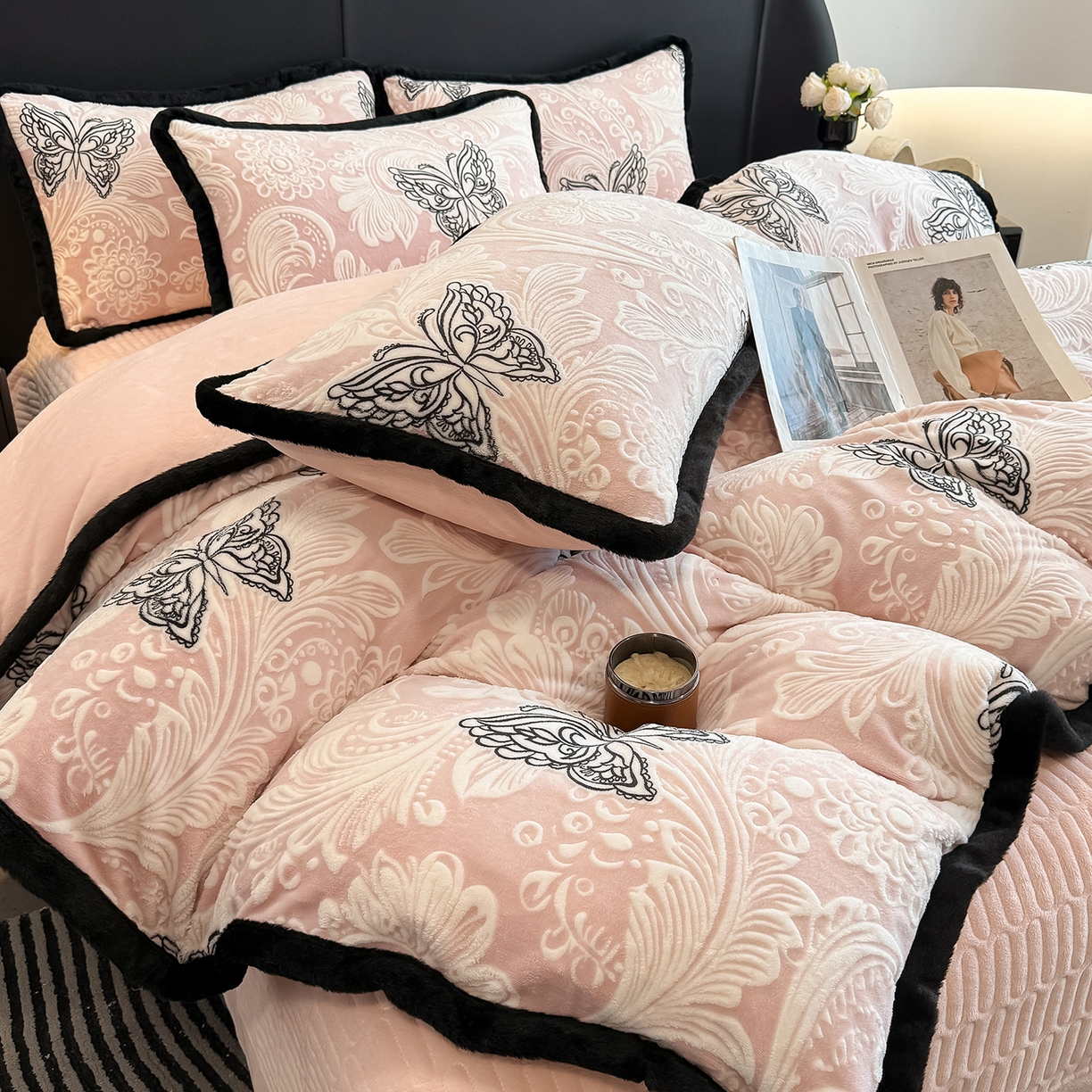 91家纺网 家纺一手货源 找家纺 典曼家纺 2025新款A类宽包边雕花绒四件套 蝴蝶花海