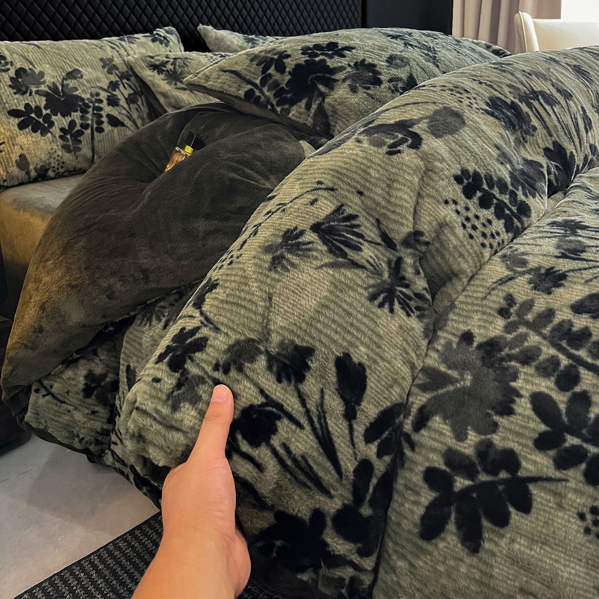 91家纺网 家纺一手货源 找家纺 民新家纺 2025新款兔毛绒印花简约款四件套 简约款-芳华