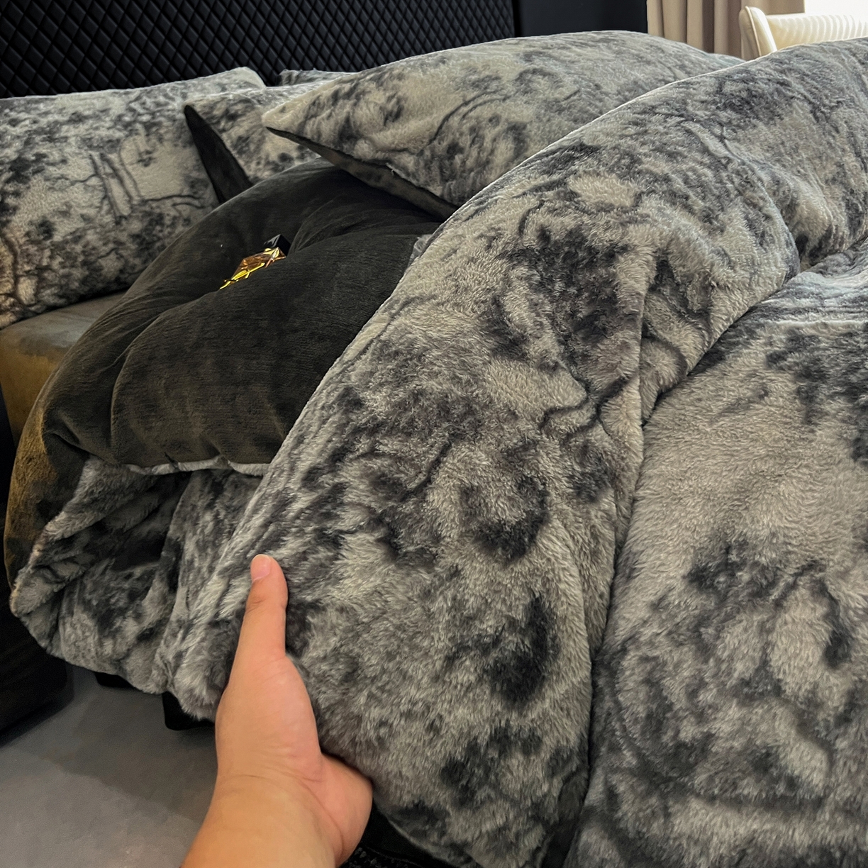 91家纺网 家纺一手货源 找家纺 民新家纺 2025新款兔毛绒印花简约款四件套 简约款-暖秋