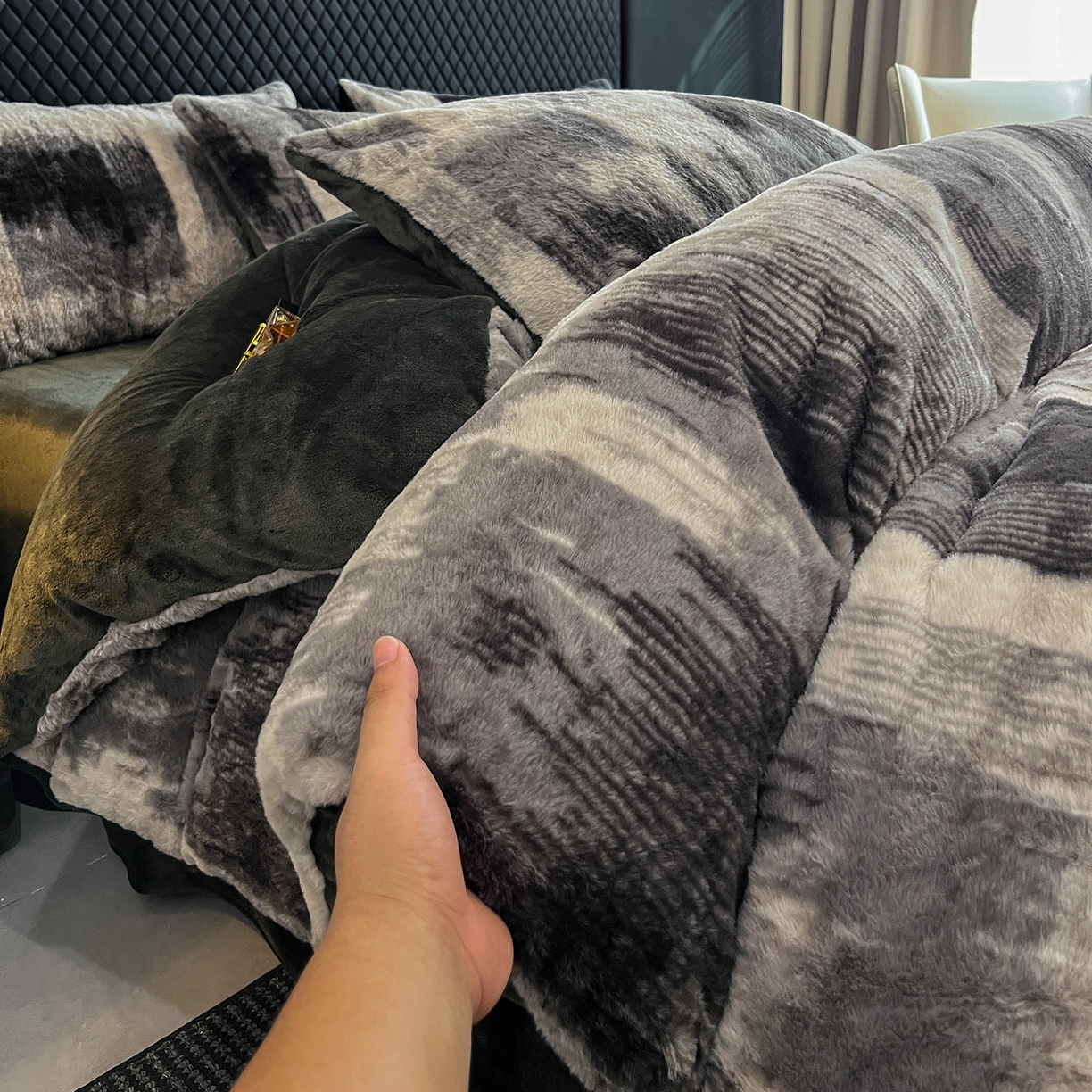 91家纺网 家纺一手货源 找家纺 民新家纺 2025新款兔毛绒印花简约款四件套 简约款-流金岁月