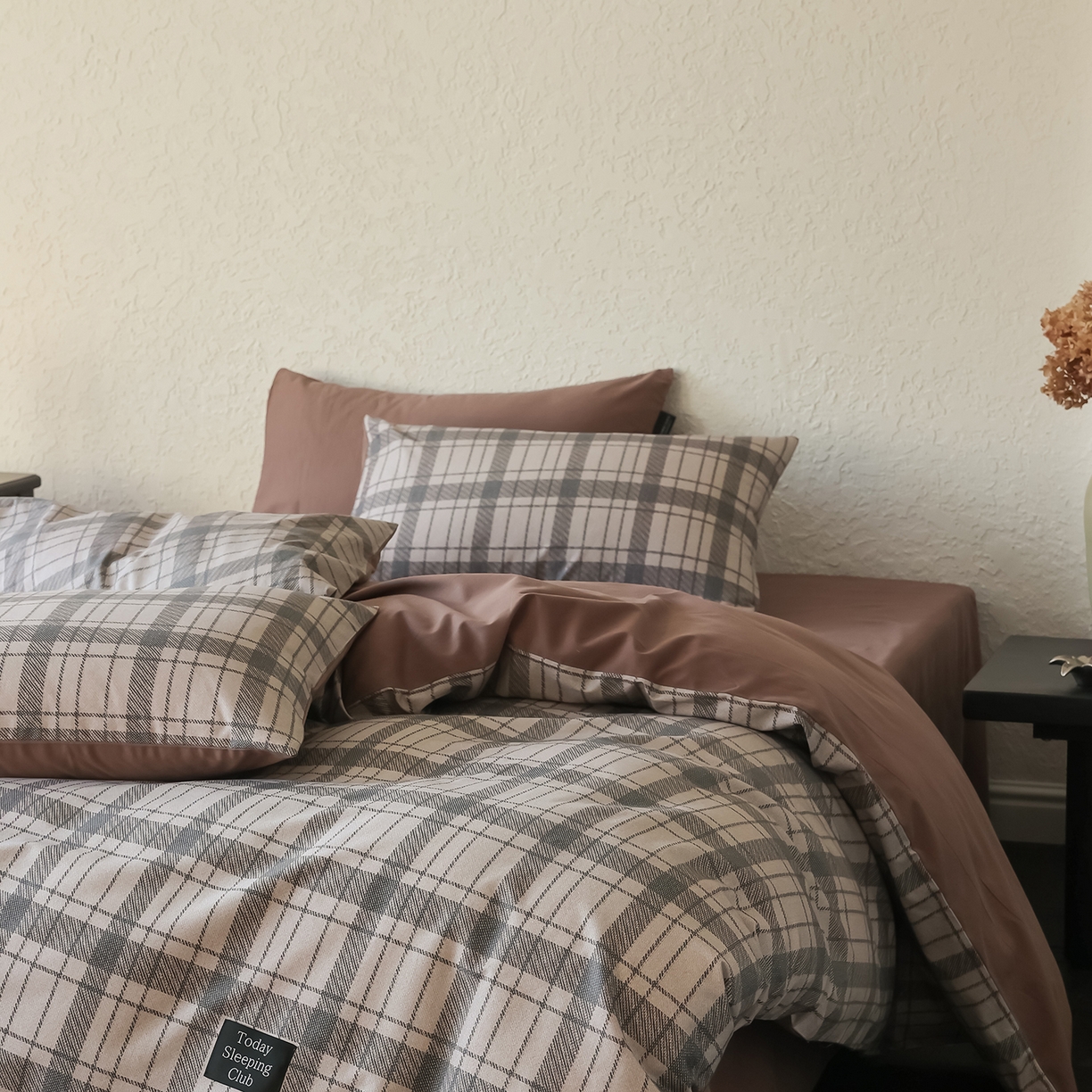 91家纺网 家纺一手货源 找家纺 三味舒屋 2025新款50支全棉磨毛印花四件套-格纹俱乐部 米黑格俱乐部