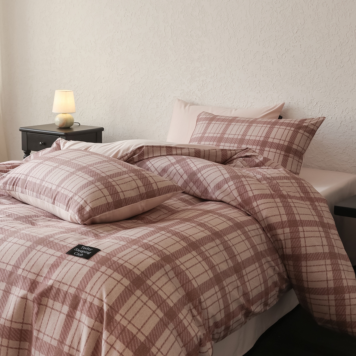 91家纺网 家纺一手货源 找家纺 三味舒屋 2025新款50支全棉磨毛印花四件套-格纹俱乐部 粉棕格俱乐部