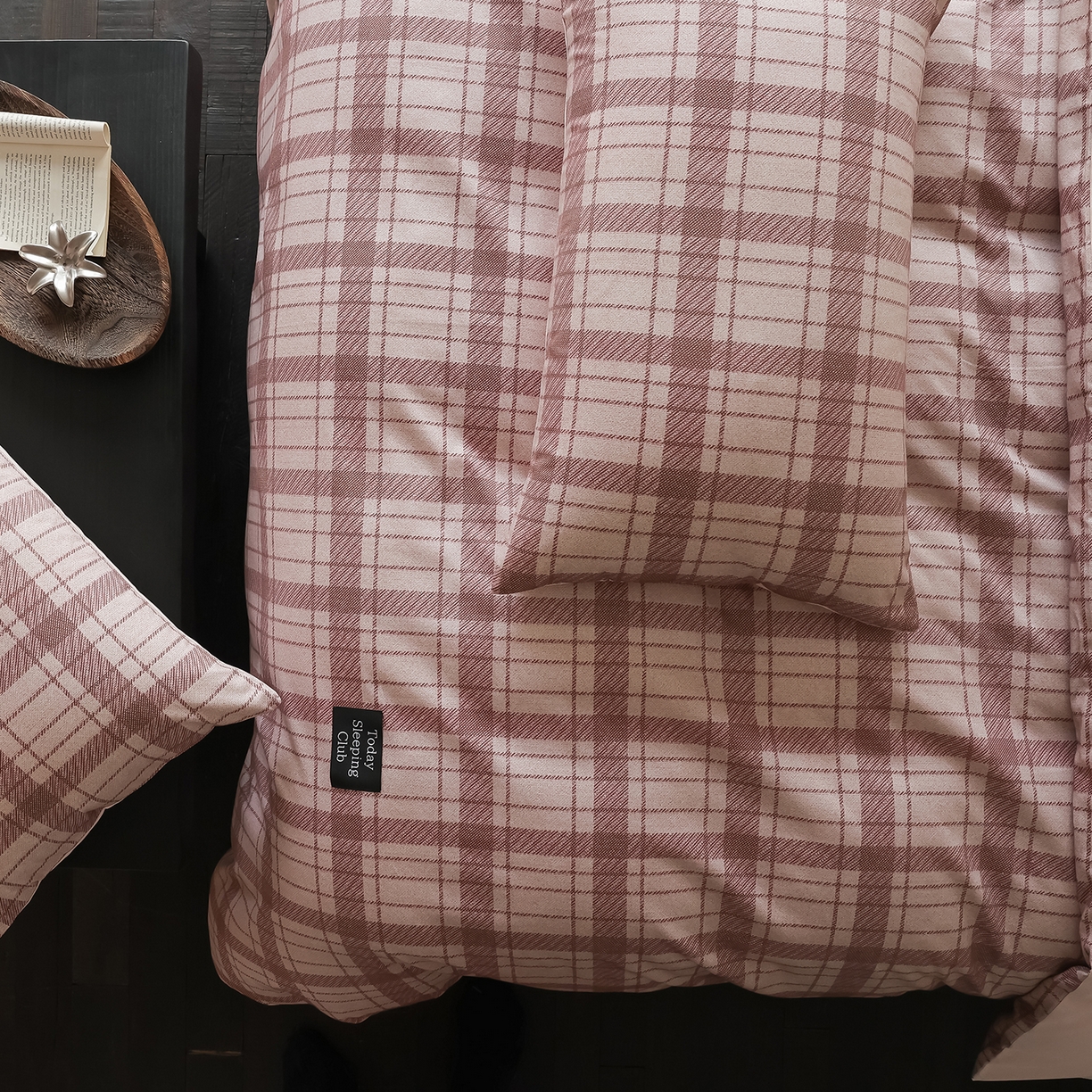 91家纺网 家纺一手货源 找家纺 三味舒屋 2025新款50支全棉磨毛印花四件套-格纹俱乐部 粉棕格俱乐部