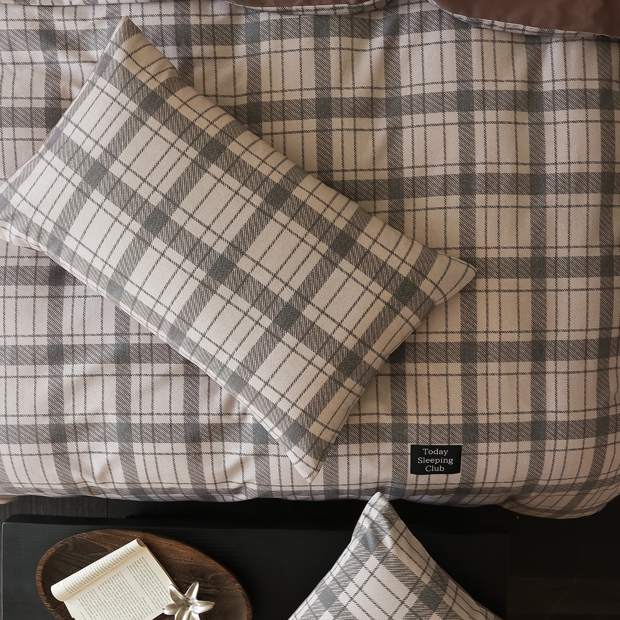 91家纺网 家纺一手货源 找家纺 三味舒屋 2025新款50支全棉磨毛印花四件套-格纹俱乐部 米黑格俱乐部