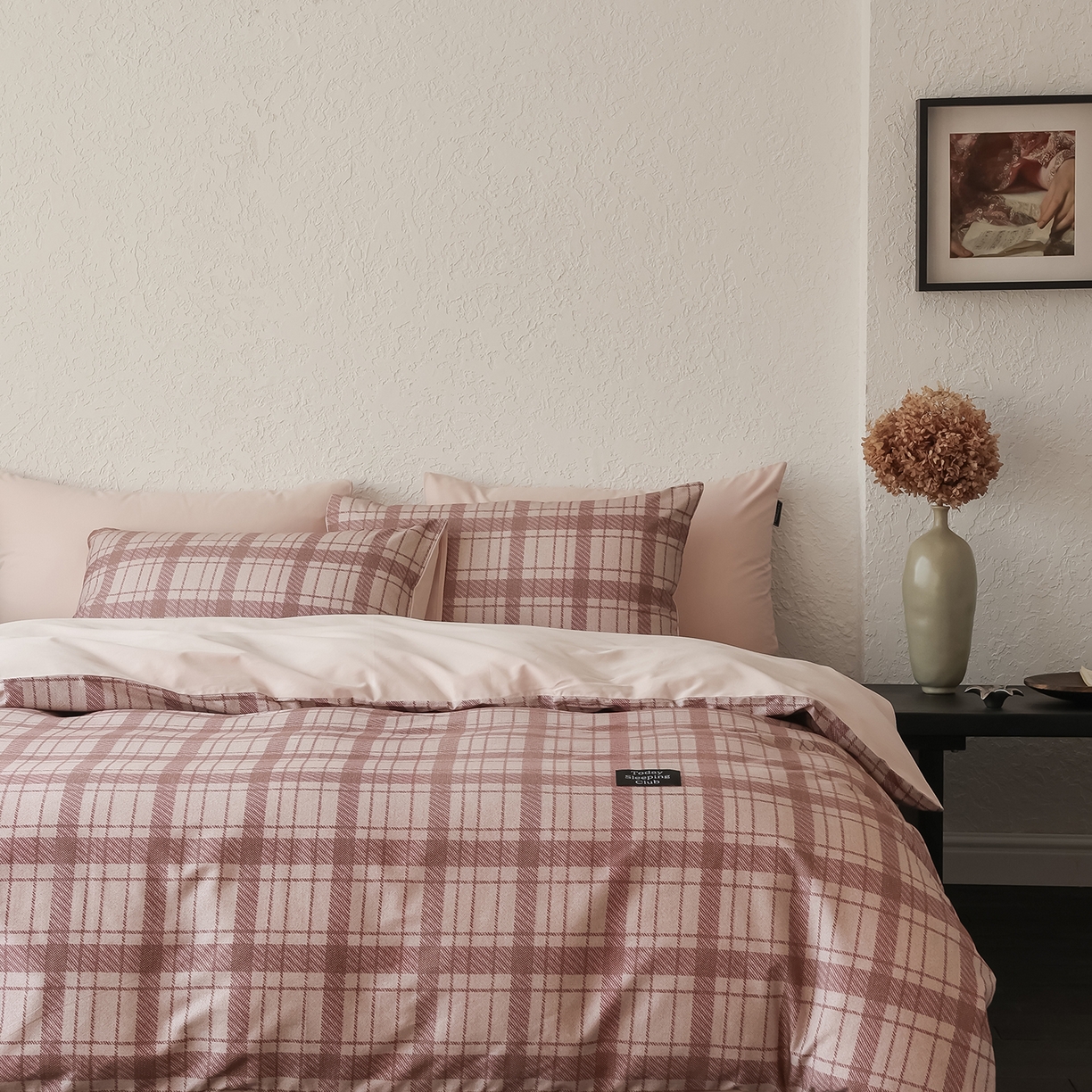 91家纺网 家纺一手货源 找家纺 三味舒屋 2025新款50支全棉磨毛印花四件套-格纹俱乐部 粉棕格俱乐部