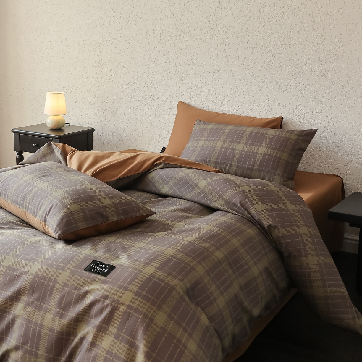 91家纺网 家纺一手货源 找家纺 三味舒屋 2025新款50支全棉磨毛印花四件套-格纹俱乐部 咖绿格俱乐部