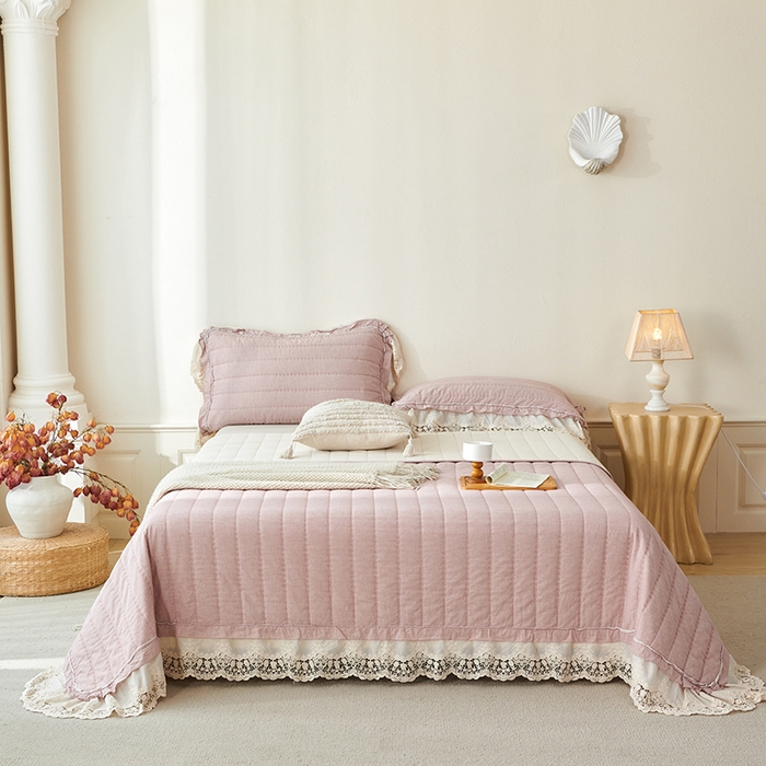 91家纺网 家纺一手货源 找家纺 桂雅居 2025新款舒适麻棉麻蕾丝花边单床盖床盖单件 海棠红