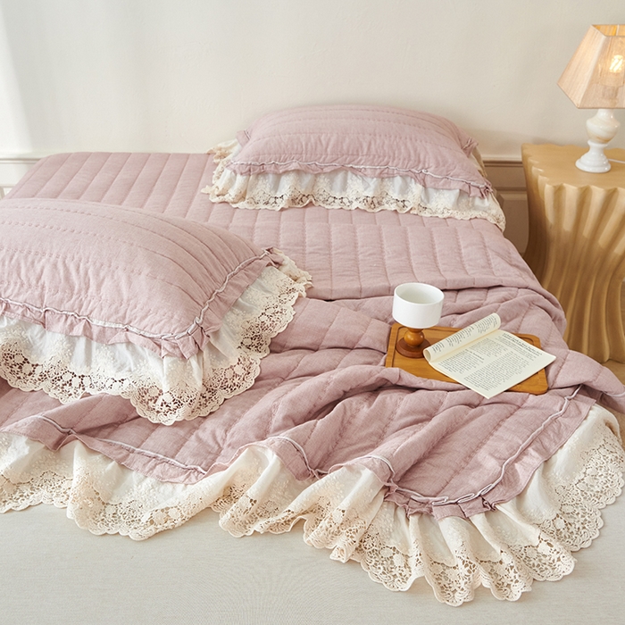 91家纺网 家纺一手货源 找家纺 桂雅居 2025新款舒适麻棉麻蕾丝花边单床盖床盖单件 海棠红