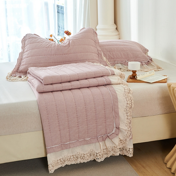 91家纺网 家纺一手货源 找家纺 桂雅居 2025新款舒适麻棉麻蕾丝花边单床盖床盖单件 海棠红