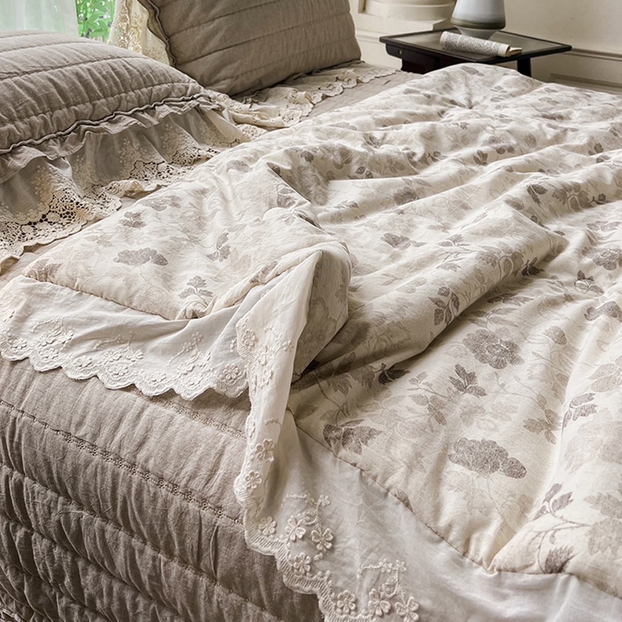 91家纺网 家纺一手货源 找家纺 桂雅居 2025新款舒适麻棉麻蕾丝花边单床盖床盖单件 素锦-咖