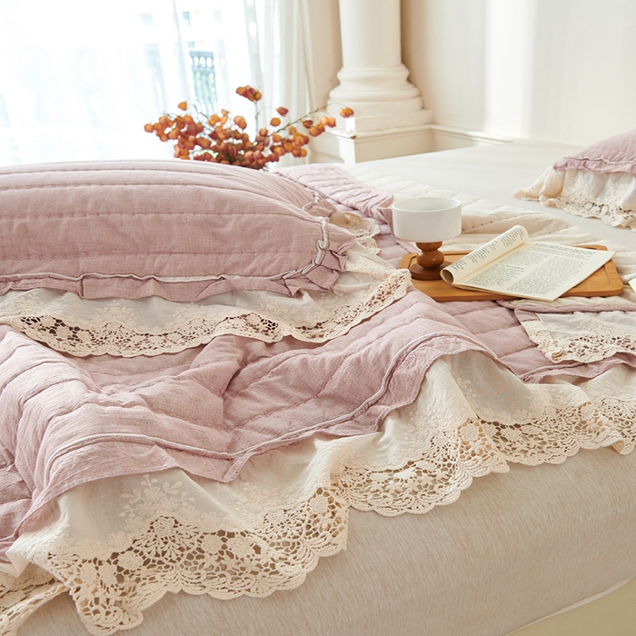 91家纺网 家纺一手货源 找家纺 桂雅居 2025新款舒适麻棉麻蕾丝花边单床盖床盖单件 海棠红