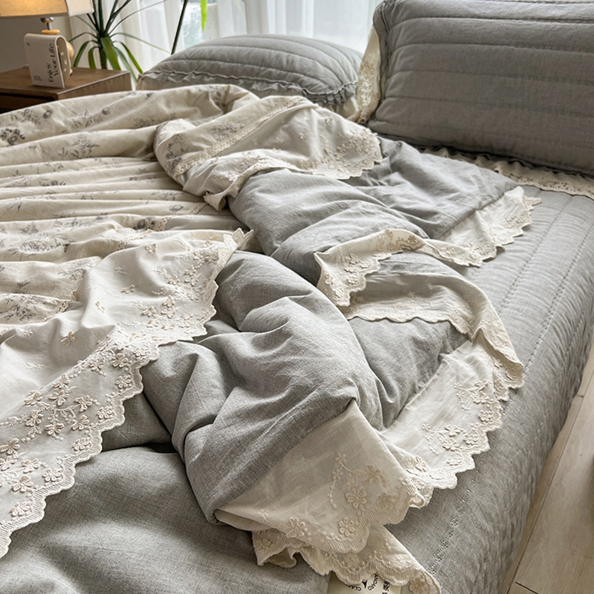 91家纺网 家纺一手货源 找家纺 桂雅居 2025新款舒适麻棉麻蕾丝花边单床盖床盖单件 清婉花语-灰