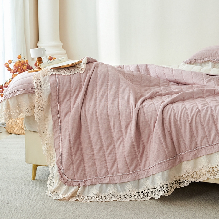 91家纺网 家纺一手货源 找家纺 桂雅居 2025新款舒适麻棉麻蕾丝花边单床盖床盖单件 海棠红