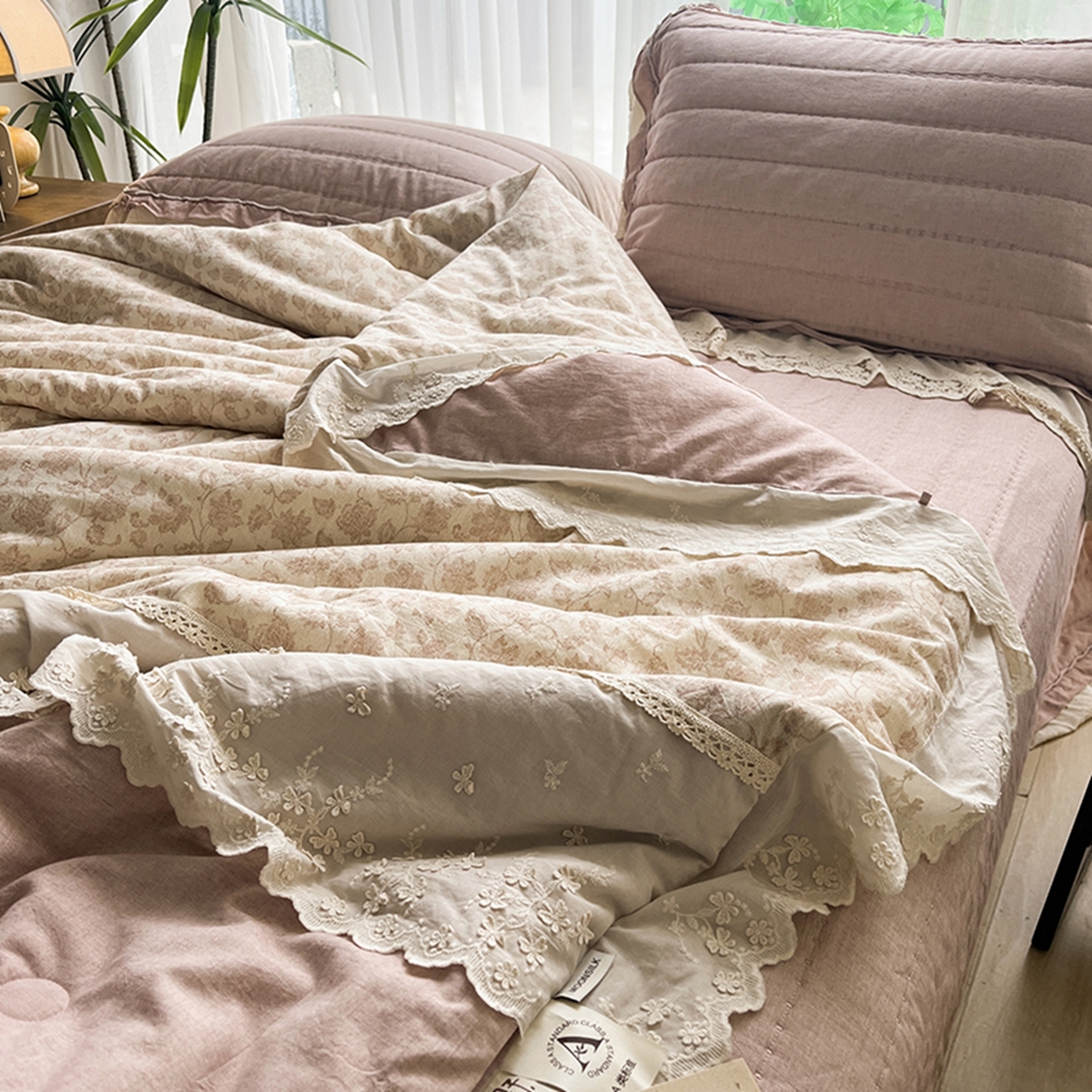 91家纺网 家纺一手货源 找家纺 桂雅居 2025新款舒适麻棉麻蕾丝花边单床盖床盖单件 秋意-红