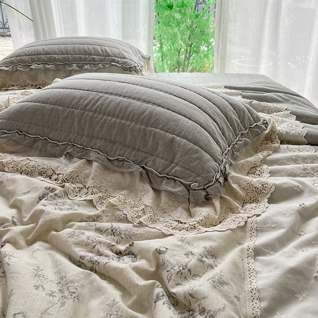 91家纺网 家纺一手货源 找家纺 桂雅居 2025新款舒适麻棉麻蕾丝花边单床盖床盖单件 清婉花语-灰