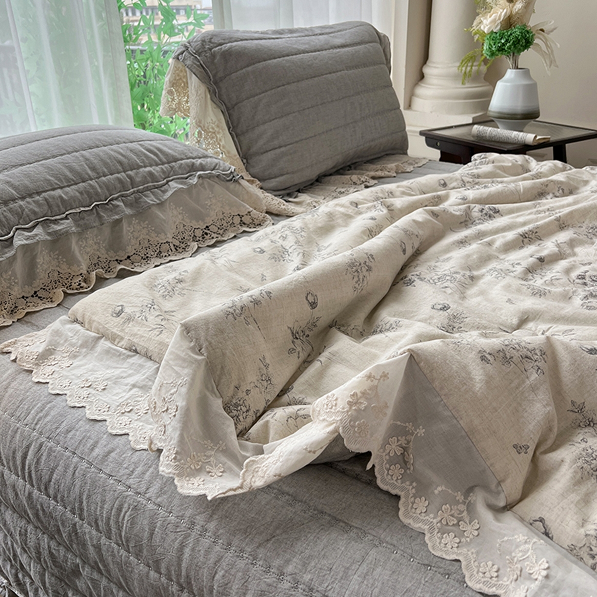 91家纺网 家纺一手货源 找家纺 桂雅居 2025新款舒适麻棉麻蕾丝花边单床盖床盖单件 清婉花语-灰