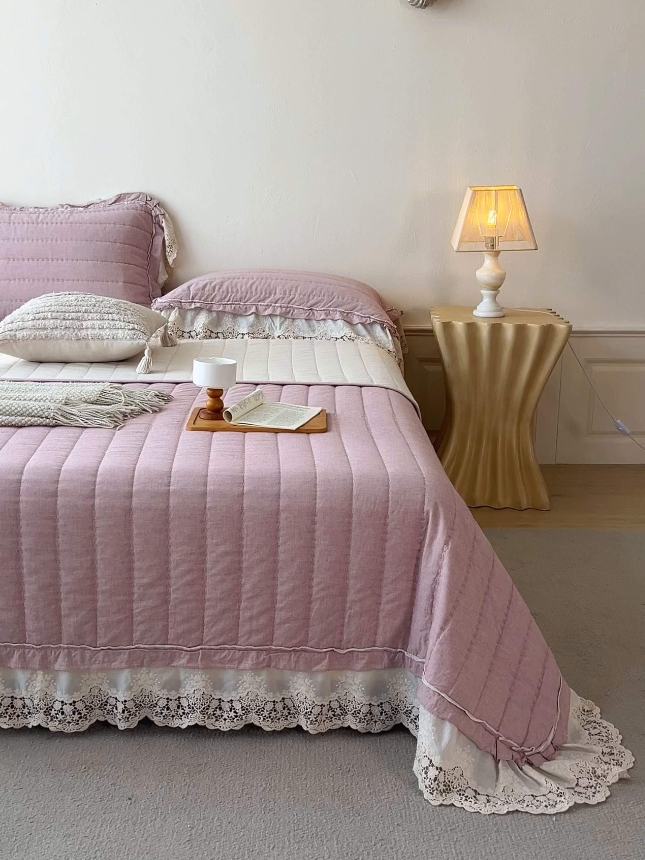 91家纺网 家纺一手货源 找家纺 桂雅居 2025新款舒适麻棉麻蕾丝花边单床盖床盖单件 海棠红