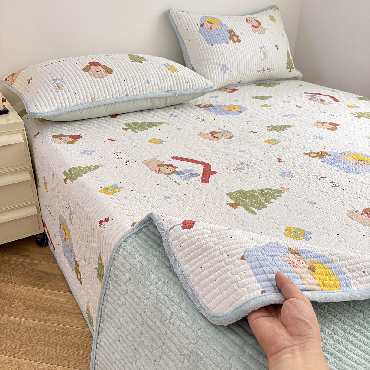 91家纺网 家纺一手货源 找家纺 （总）金艾草 2025新款一面绒一面棉榻榻米大炕盖单件棉加绒床盖三件套A版全棉印花B版加厚牛奶绒 （提供买家秀）