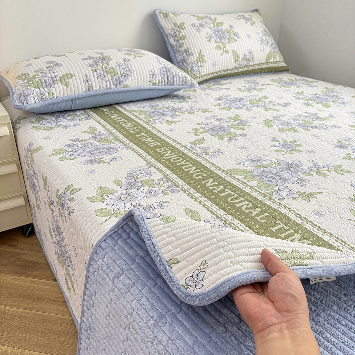 91家纺网 家纺一手货源 找家纺 金艾草 2025新款一面绒一面棉榻榻米大炕盖单件棉加绒床盖三件套A版全棉印花B版加厚牛奶绒 （提供买家秀） 风之恋