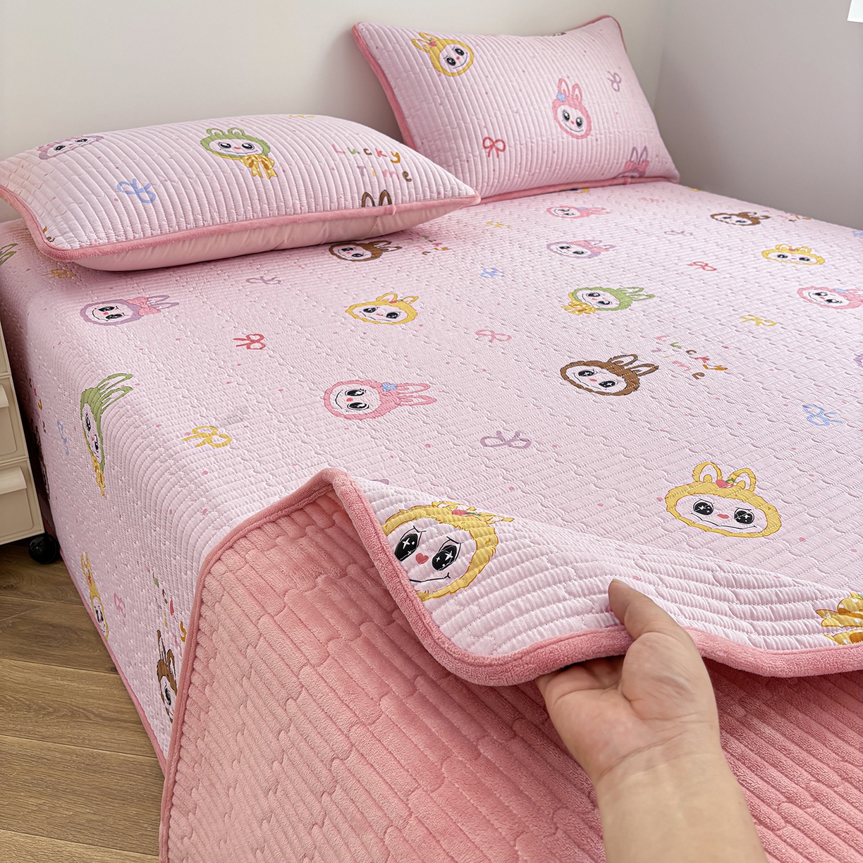 91家纺网 家纺一手货源 找家纺 金艾草 2025新款一面绒一面棉榻榻米大炕盖单件棉加绒床盖三件套A版全棉印花B版加厚牛奶绒 （提供买家秀） 拉布布-粉色