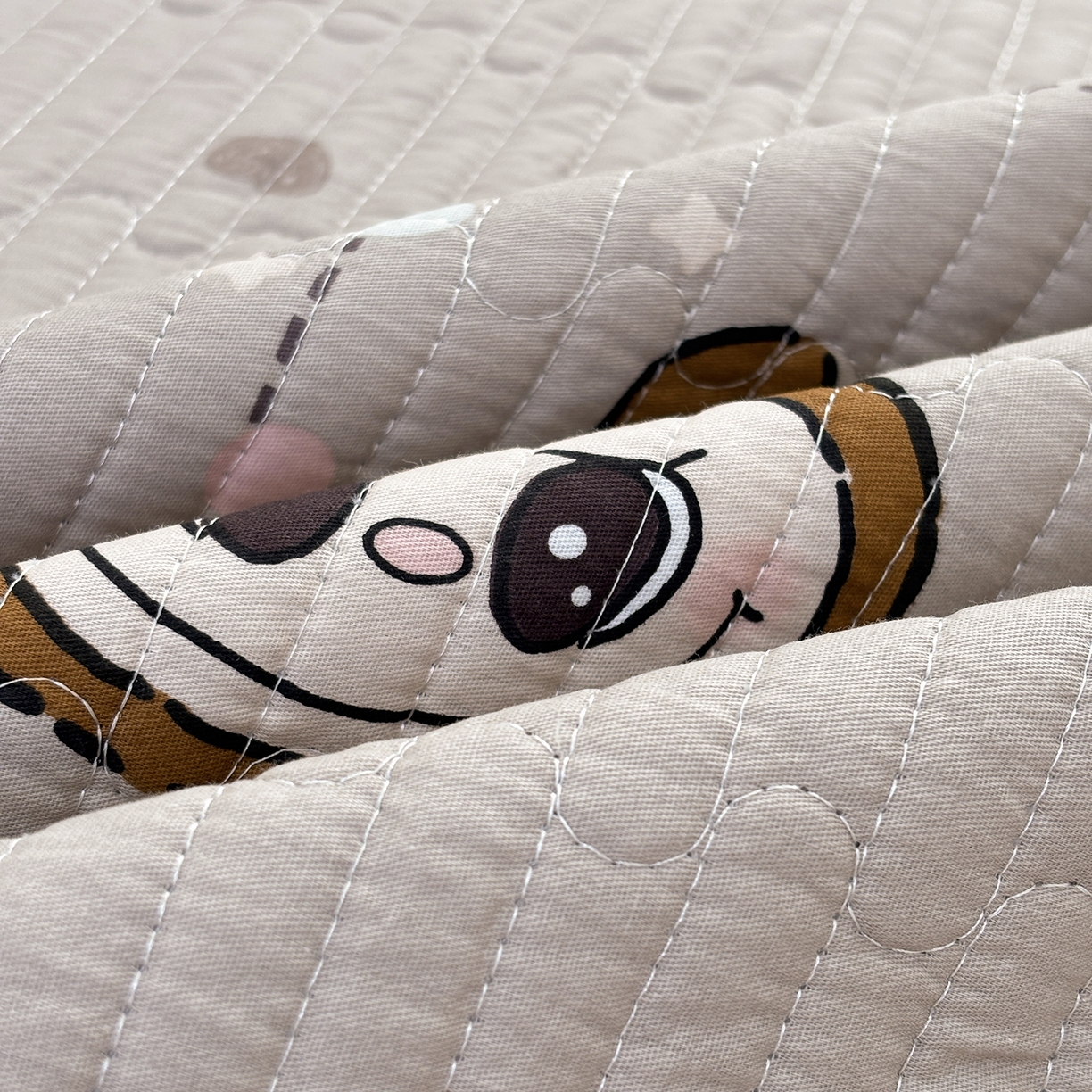 91家纺网 家纺一手货源 找家纺 金艾草 2025新款一面绒一面棉榻榻米大炕盖单件棉加绒床盖三件套A版全棉印花B版加厚牛奶绒 （提供买家秀） 拉布布-灰