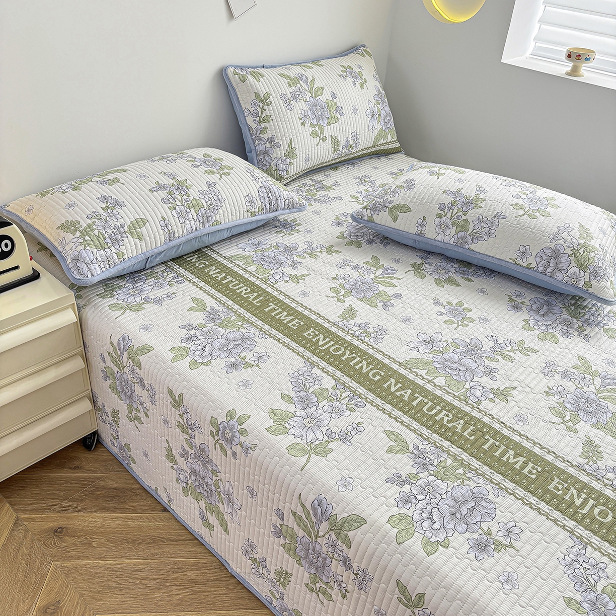 91家纺网 家纺一手货源 找家纺 金艾草 2025新款一面绒一面棉榻榻米大炕盖单件棉加绒床盖三件套A版全棉印花B版加厚牛奶绒 （提供买家秀） 风之恋