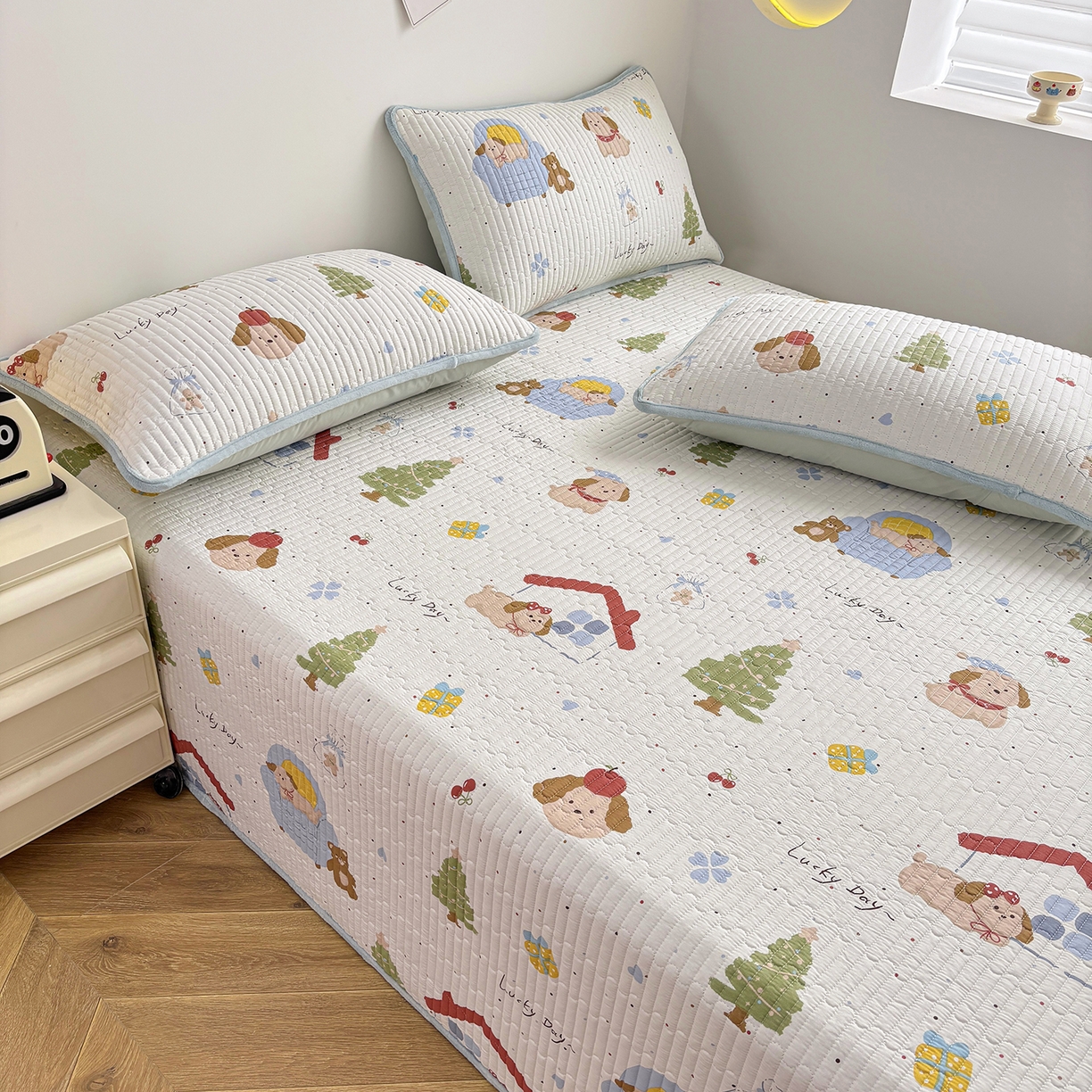 91家纺网 家纺一手货源 找家纺 金艾草 2025新款一面绒一面棉榻榻米大炕盖单件棉加绒床盖三件套A版全棉印花B版加厚牛奶绒 （提供买家秀） 浪漫小屋