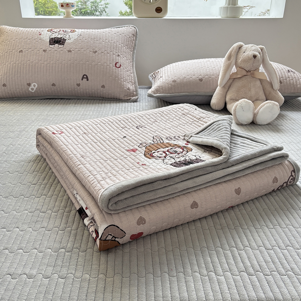 91家纺网 家纺一手货源 找家纺 金艾草 2025新款一面绒一面棉榻榻米大炕盖单件棉加绒床盖三件套A版全棉印花B版加厚牛奶绒 （提供买家秀） 拉布布-灰