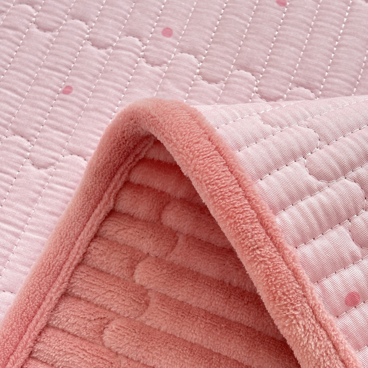 91家纺网 家纺一手货源 找家纺 金艾草 2025新款一面绒一面棉榻榻米大炕盖单件棉加绒床盖三件套A版全棉印花B版加厚牛奶绒 （提供买家秀） 拉布布-粉色