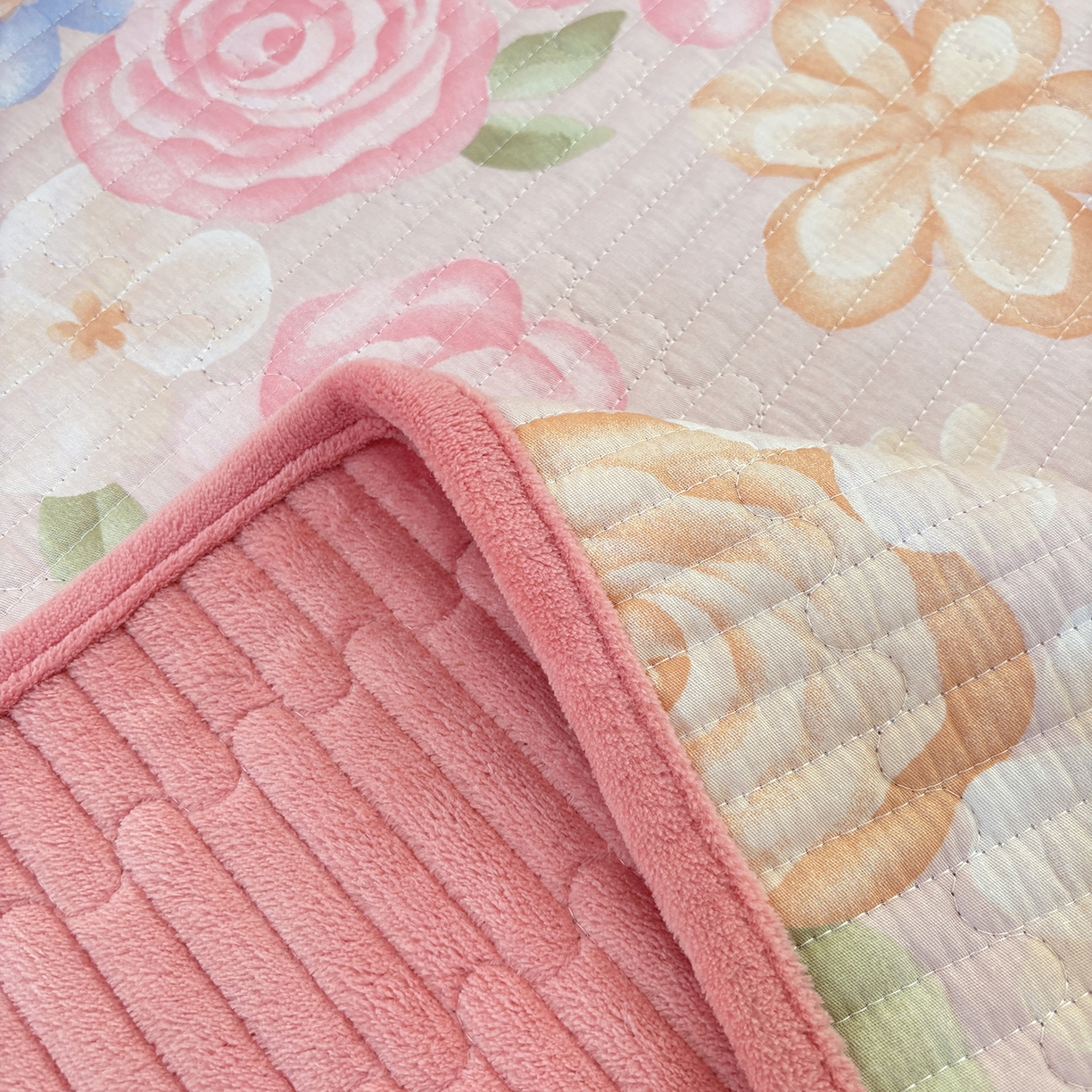 91家纺网 家纺一手货源 找家纺 金艾草 2025新款一面绒一面棉榻榻米大炕盖单件棉加绒床盖三件套A版全棉印花B版加厚牛奶绒 （提供买家秀） 兰香语-粉色