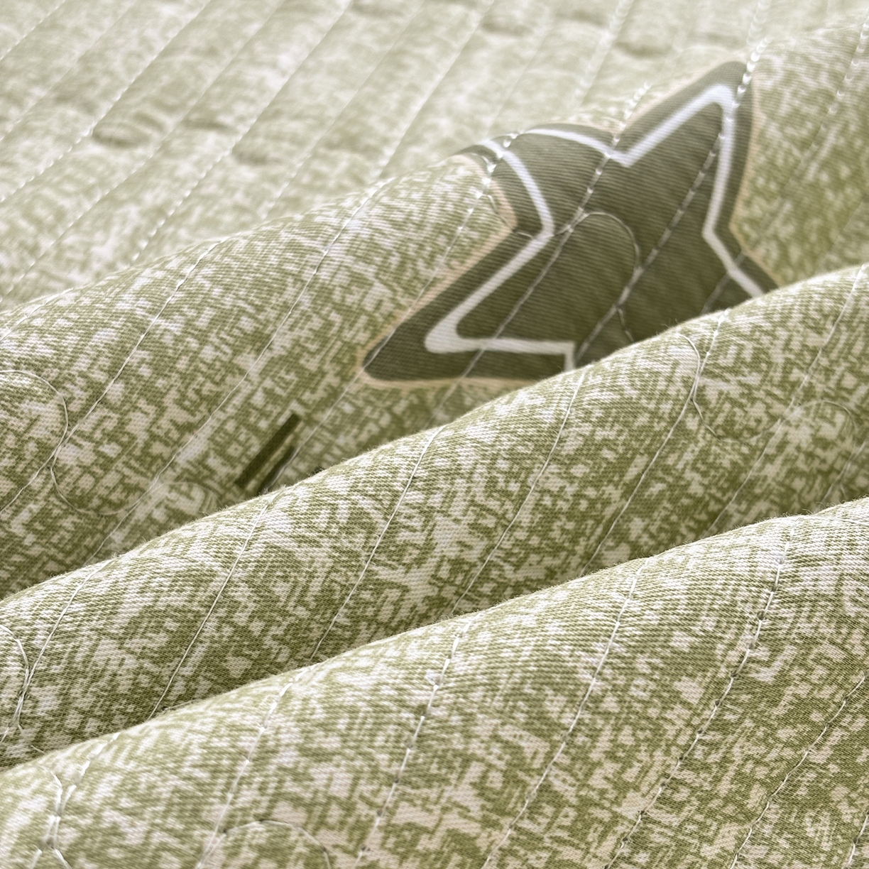 91家纺网 家纺一手货源 找家纺 金艾草 2025新款一面绒一面棉榻榻米大炕盖单件棉加绒床盖三件套A版全棉印花B版加厚牛奶绒 （提供买家秀） 五角星-绿色