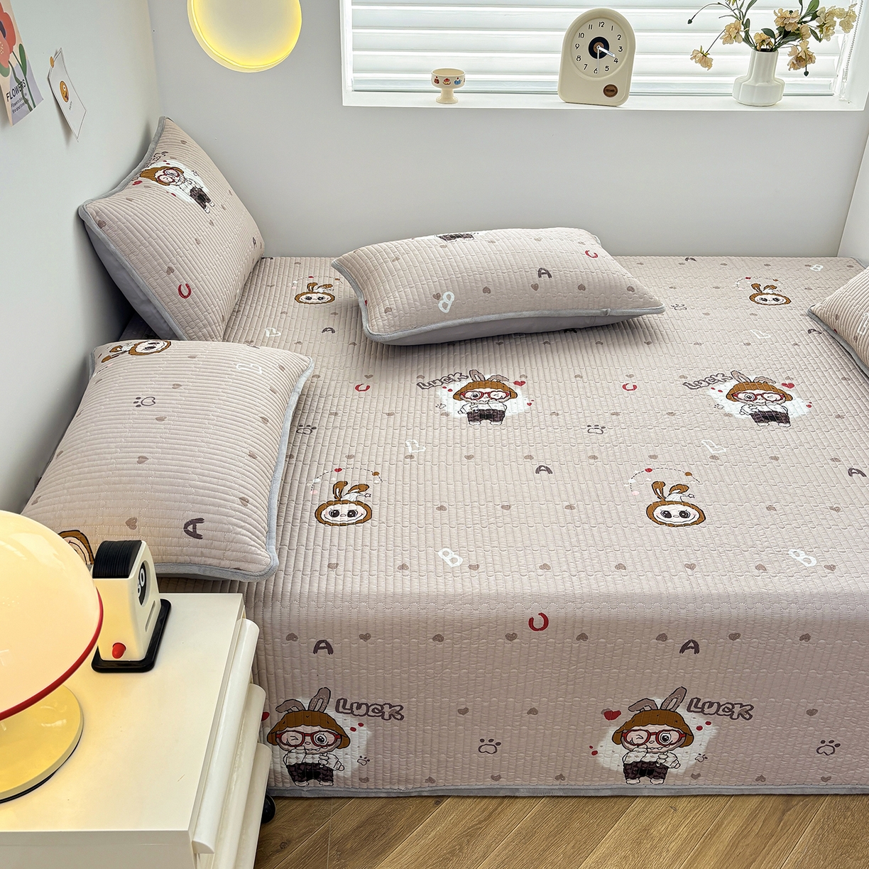 91家纺网 家纺一手货源 找家纺 金艾草 2025新款一面绒一面棉榻榻米大炕盖单件棉加绒床盖三件套A版全棉印花B版加厚牛奶绒 （提供买家秀） 拉布布-灰