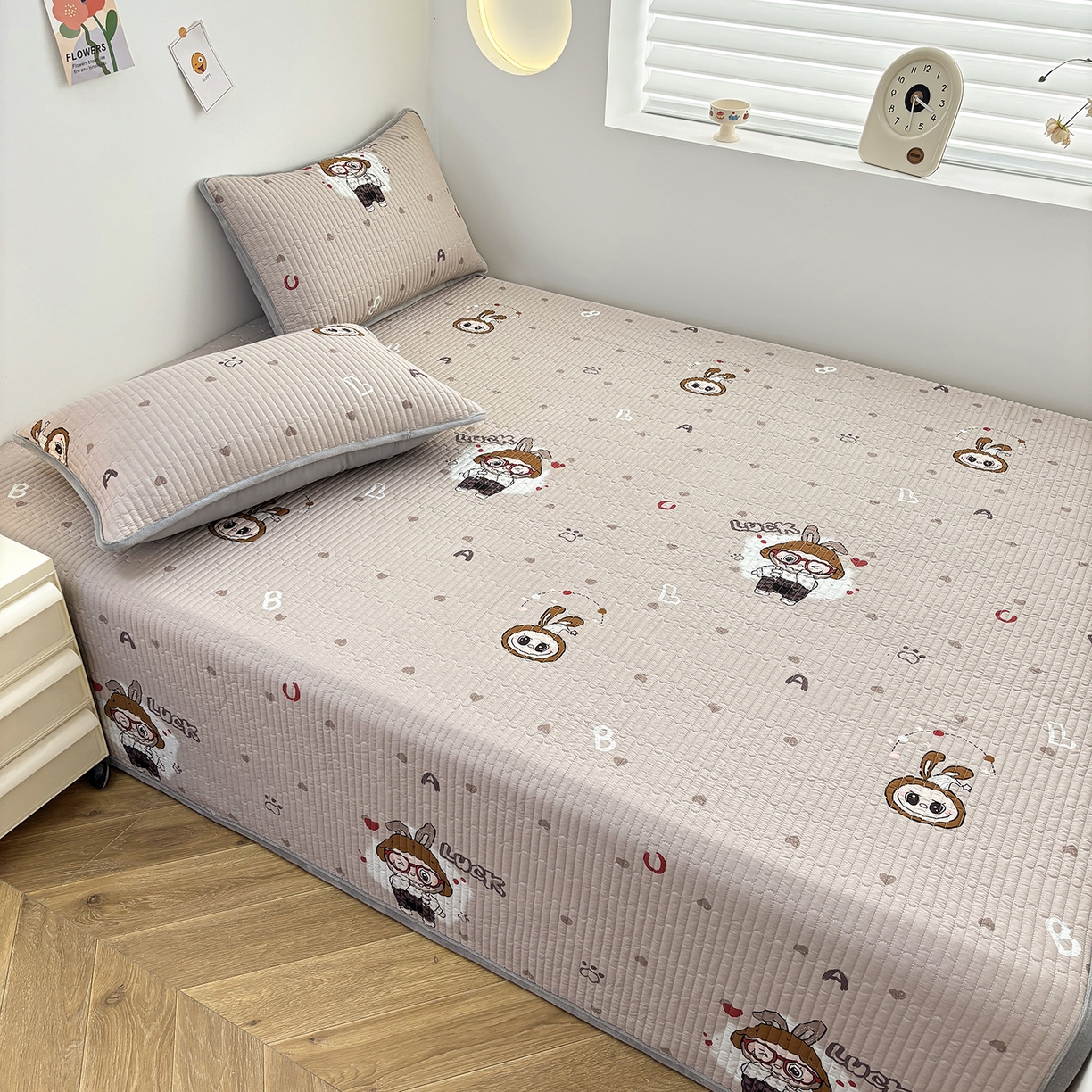 91家纺网 家纺一手货源 找家纺 金艾草 2025新款一面绒一面棉榻榻米大炕盖单件棉加绒床盖三件套A版全棉印花B版加厚牛奶绒 （提供买家秀） 拉布布-灰