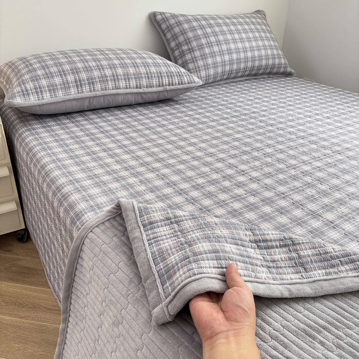 91家纺网 家纺一手货源 找家纺 金艾草 2025新款一面绒一面棉榻榻米大炕盖单件棉加绒床盖三件套A版全棉印花B版加厚牛奶绒 （提供买家秀） 时光灰-绒