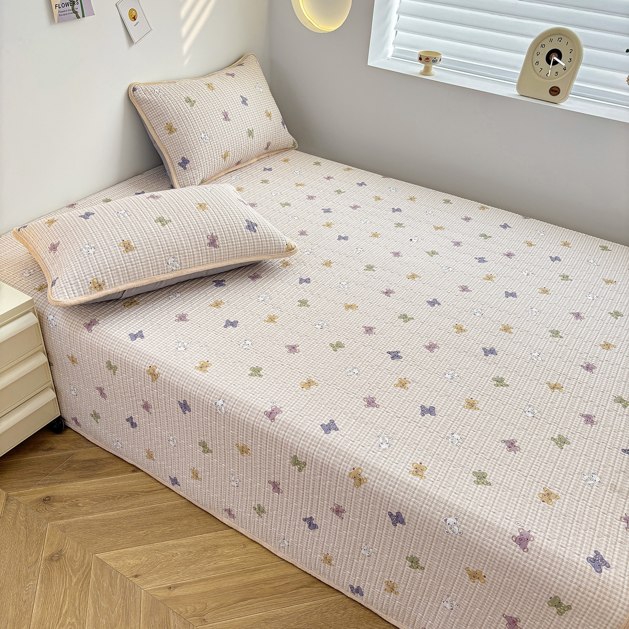 91家纺网 家纺一手货源 找家纺 金艾草 2025新款一面绒一面棉榻榻米大炕盖单件棉加绒床盖三件套A版全棉印花B版加厚牛奶绒 （提供买家秀） 咖色-字母