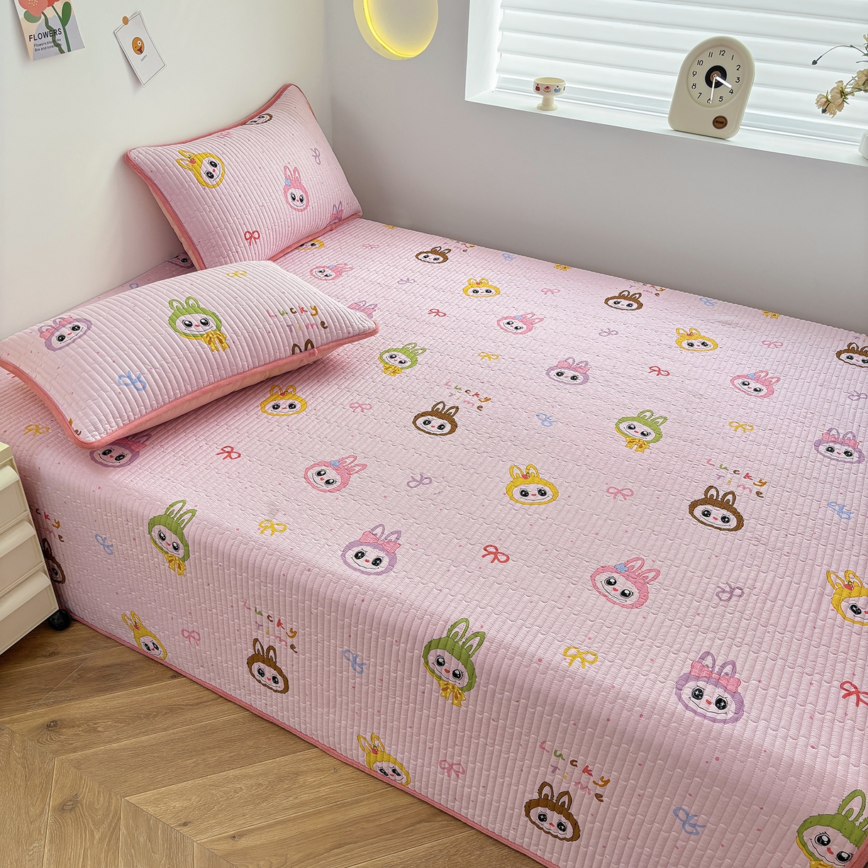 91家纺网 家纺一手货源 找家纺 金艾草 2025新款一面绒一面棉榻榻米大炕盖单件棉加绒床盖三件套A版全棉印花B版加厚牛奶绒 （提供买家秀） 拉布布-粉色