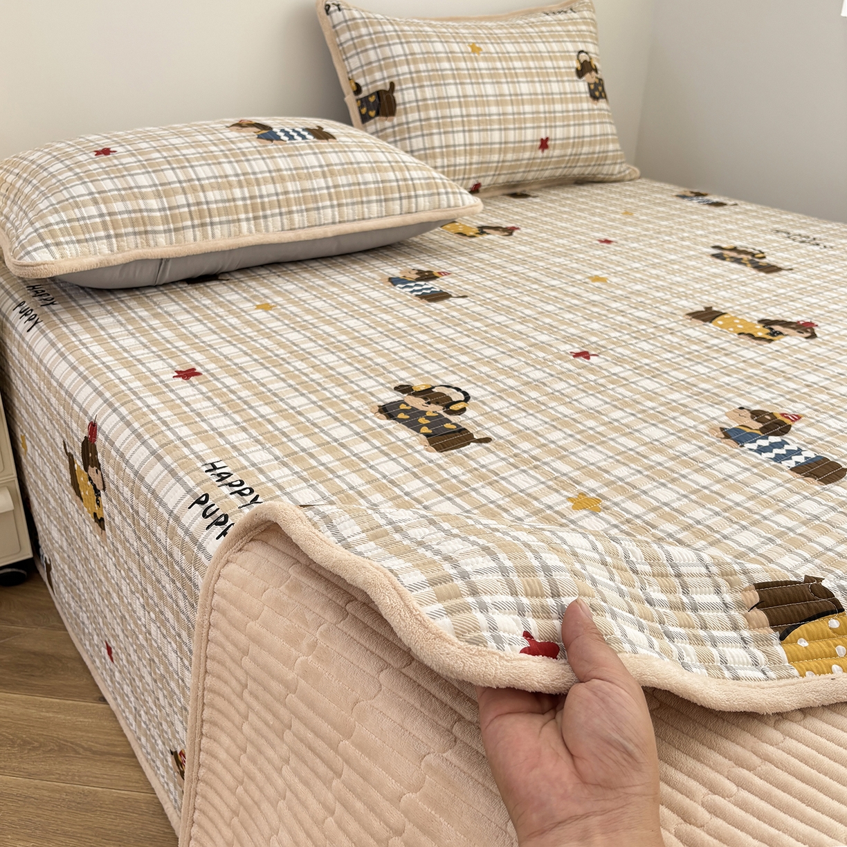 91家纺网 家纺一手货源 找家纺 金艾草 2025新款一面绒一面棉榻榻米大炕盖单件棉加绒床盖三件套A版全棉印花B版加厚牛奶绒 （提供买家秀） 酷比狗