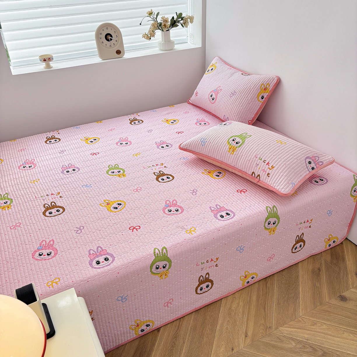 91家纺网 家纺一手货源 找家纺 金艾草 2025新款一面绒一面棉榻榻米大炕盖单件棉加绒床盖三件套A版全棉印花B版加厚牛奶绒 （提供买家秀） 拉布布-粉色