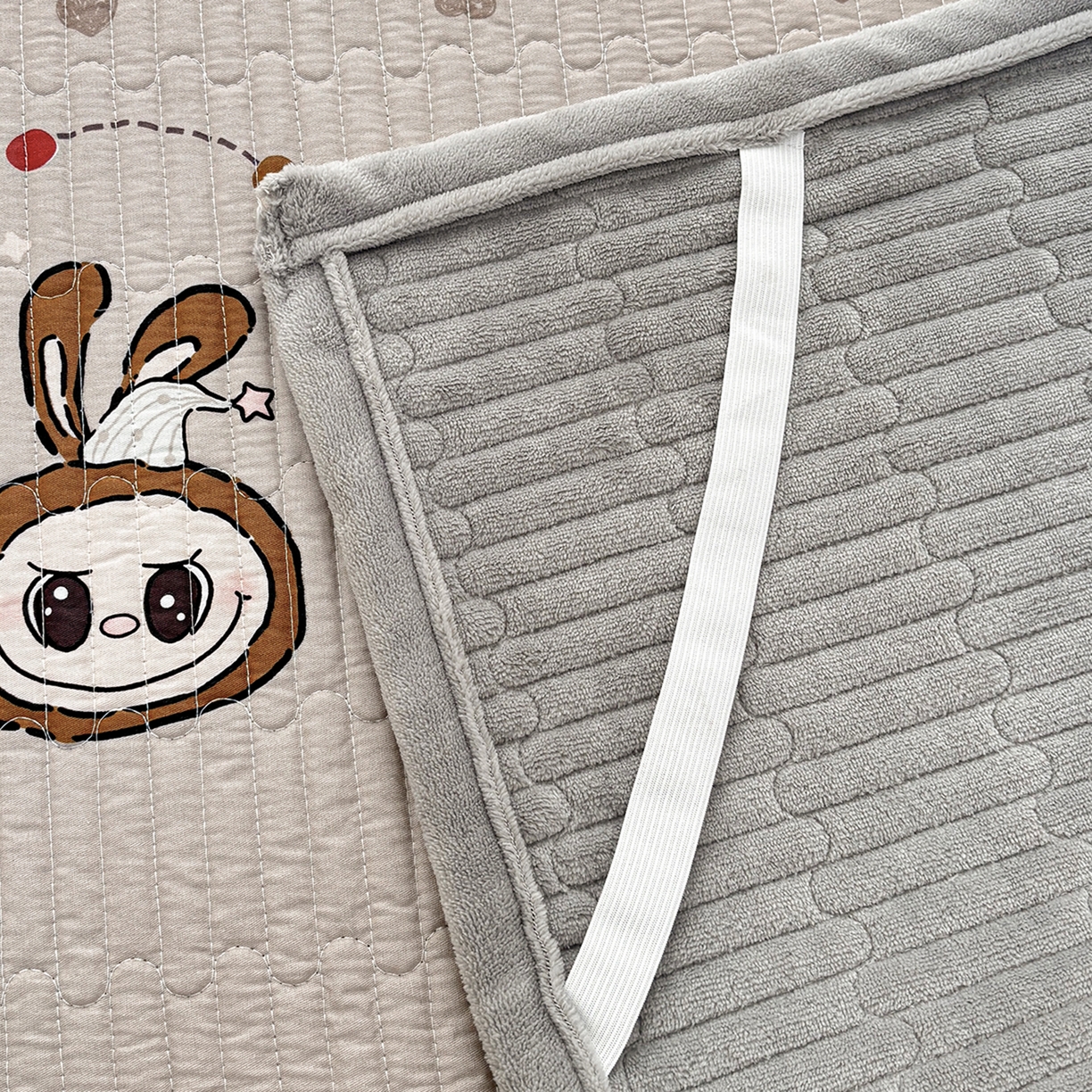 91家纺网 家纺一手货源 找家纺 金艾草 2025新款一面绒一面棉榻榻米大炕盖单件棉加绒床盖三件套A版全棉印花B版加厚牛奶绒 （提供买家秀） 拉布布-灰