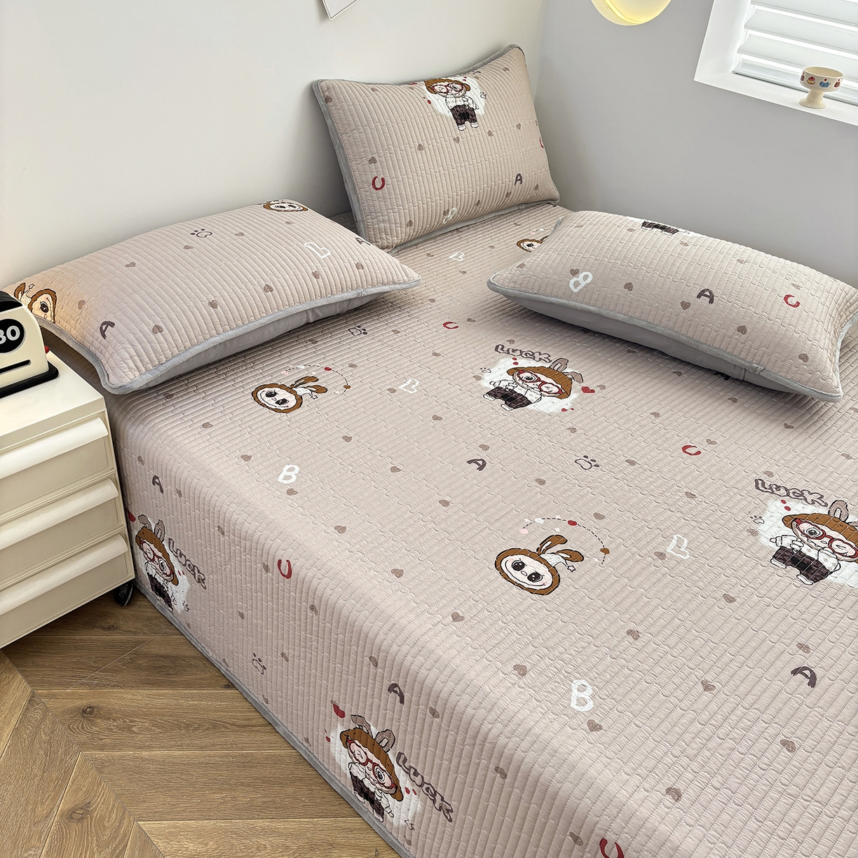 91家纺网 家纺一手货源 找家纺 金艾草 2025新款一面绒一面棉榻榻米大炕盖单件棉加绒床盖三件套A版全棉印花B版加厚牛奶绒 （提供买家秀） 拉布布-灰