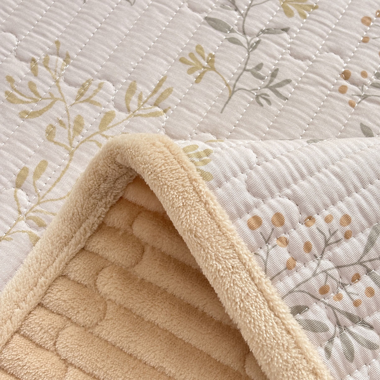 91家纺网 家纺一手货源 找家纺 金艾草 2025新款一面绒一面棉榻榻米大炕盖单件棉加绒床盖三件套A版全棉印花B版加厚牛奶绒 （提供买家秀） 醉梦希花