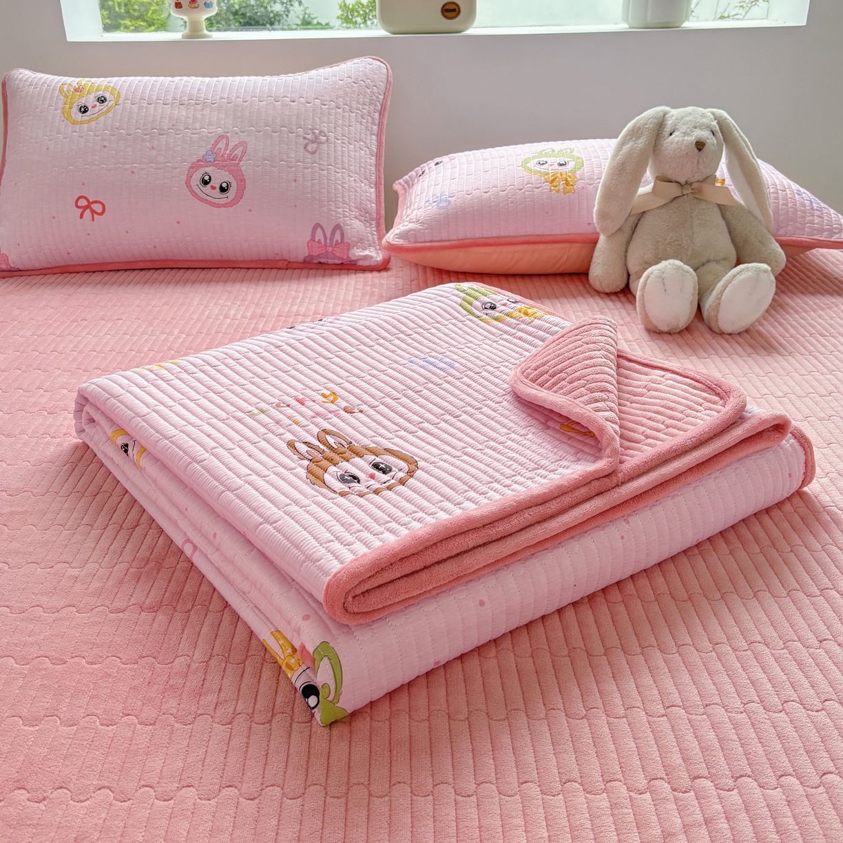 91家纺网 家纺一手货源 找家纺 金艾草 2025新款一面绒一面棉榻榻米大炕盖单件棉加绒床盖三件套A版全棉印花B版加厚牛奶绒 （提供买家秀） 拉布布-粉色