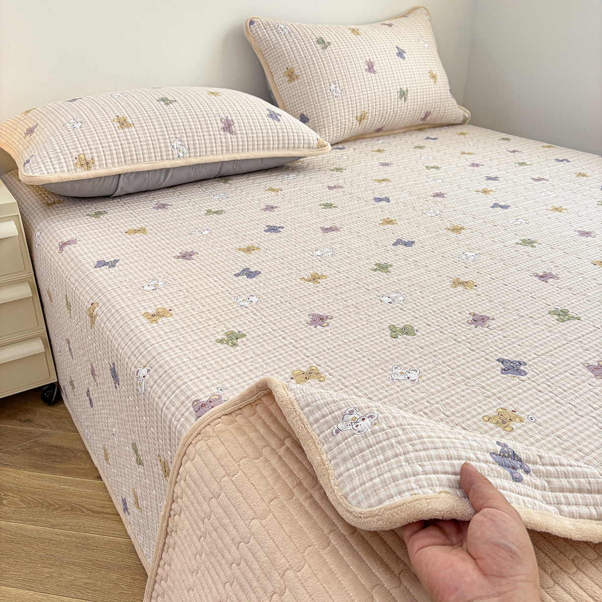 91家纺网 家纺一手货源 找家纺 金艾草 2025新款一面绒一面棉榻榻米大炕盖单件棉加绒床盖三件套A版全棉印花B版加厚牛奶绒 （提供买家秀） 咖色-字母