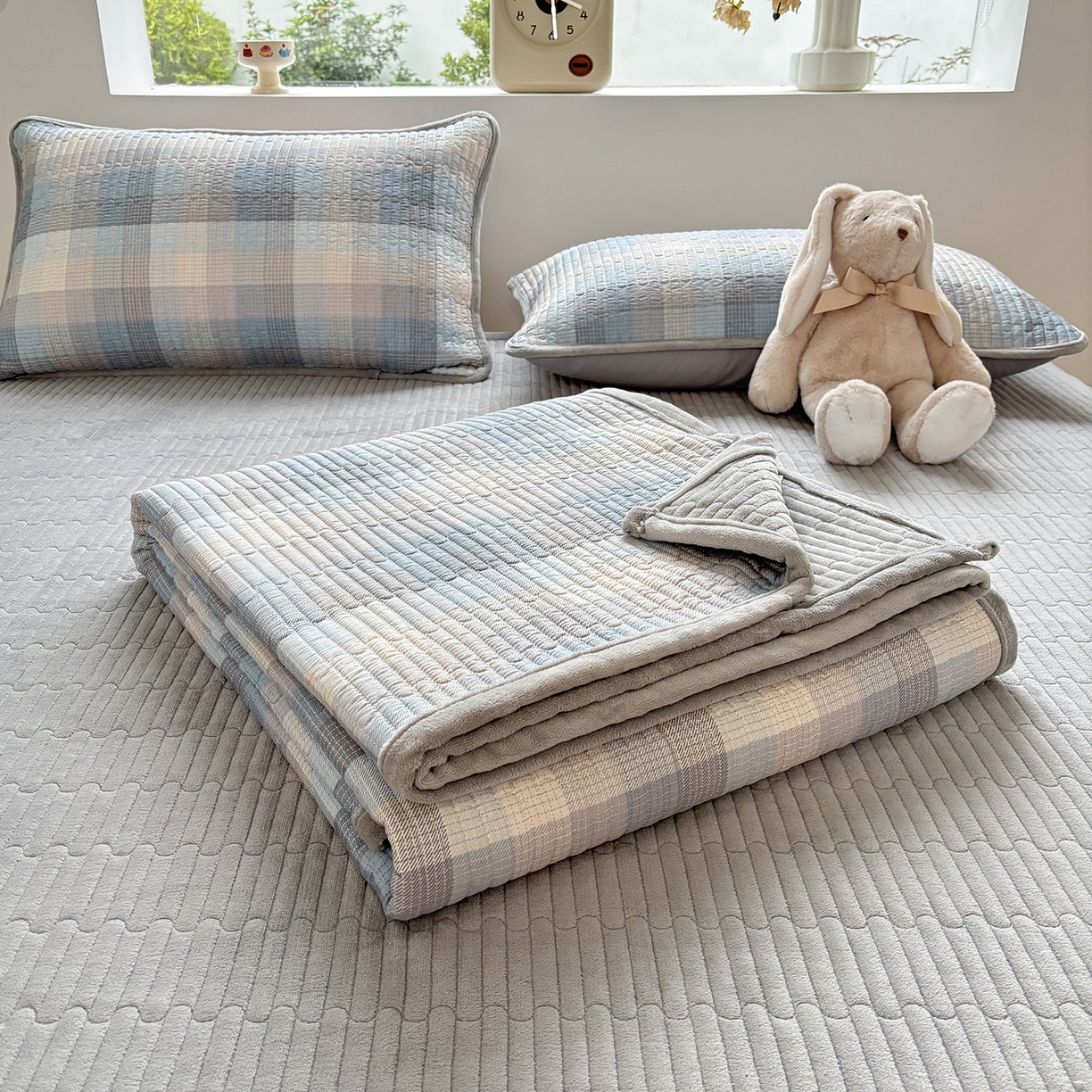 91家纺网 家纺一手货源 找家纺 金艾草 2025新款一面绒一面棉榻榻米大炕盖单件棉加绒床盖三件套A版全棉印花B版加厚牛奶绒 （提供买家秀） 苏轮-绒