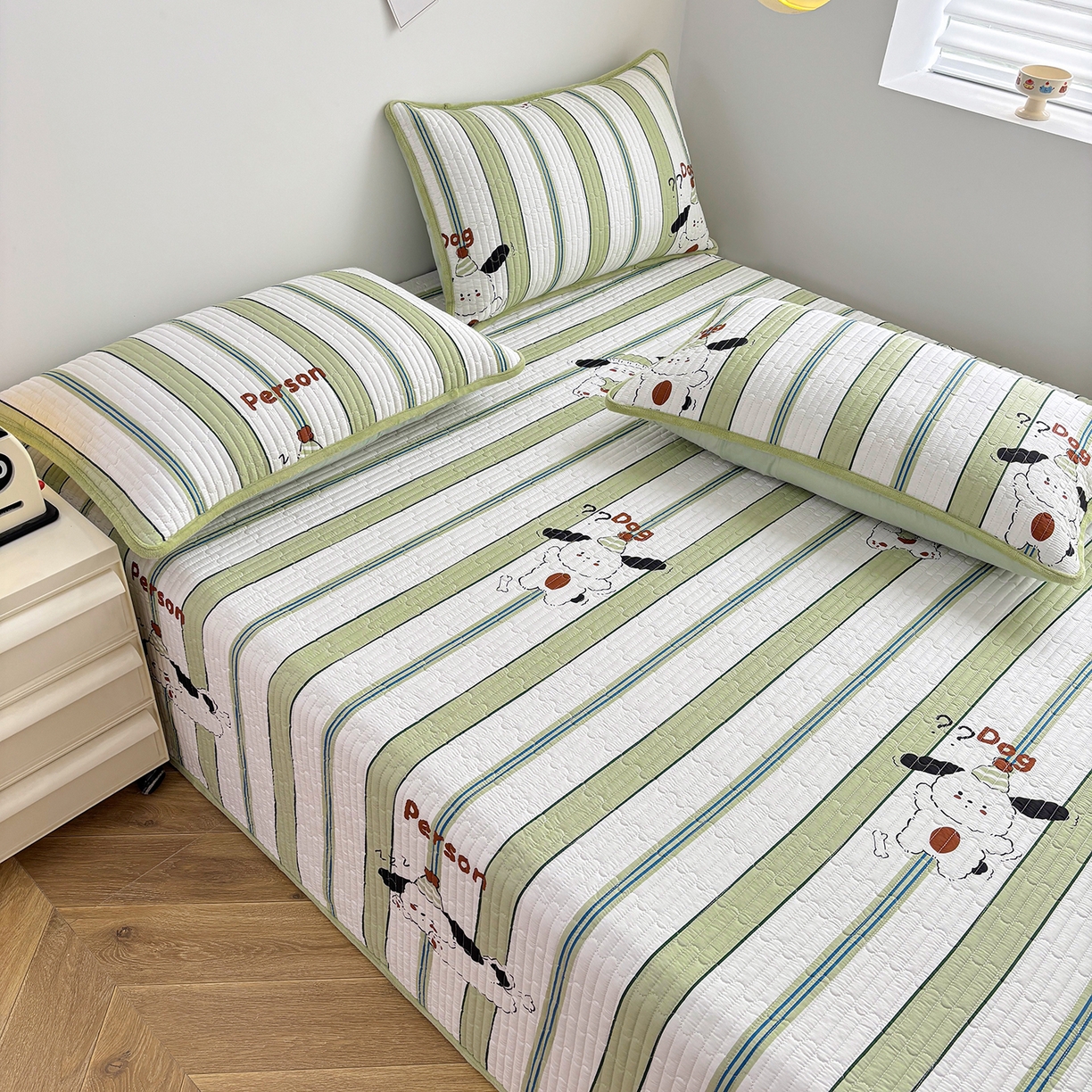 91家纺网 家纺一手货源 找家纺 金艾草 2025新款一面绒一面棉榻榻米大炕盖单件棉加绒床盖三件套A版全棉印花B版加厚牛奶绒 （提供买家秀） 萌趣狗