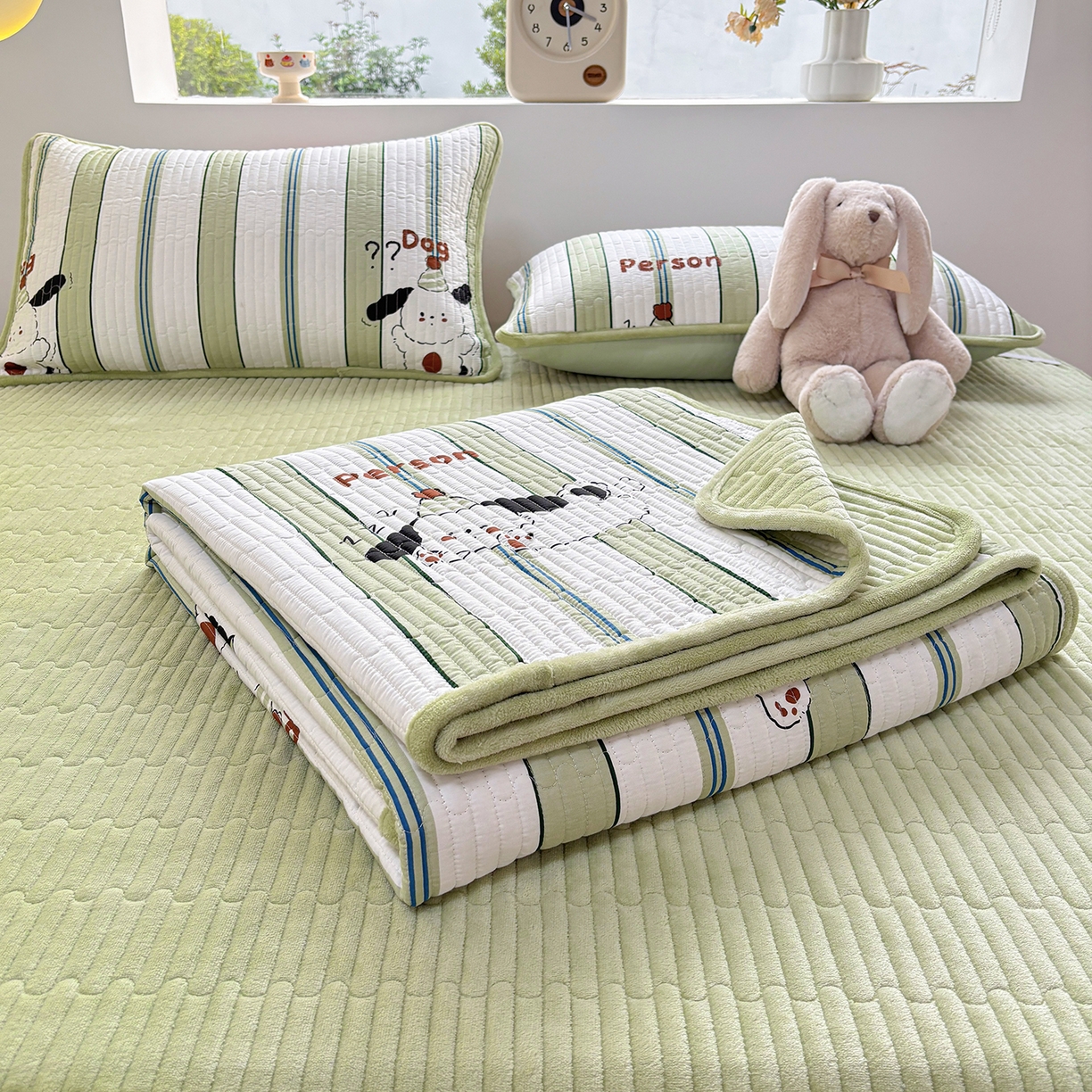 91家纺网 家纺一手货源 找家纺 金艾草 2025新款一面绒一面棉榻榻米大炕盖单件棉加绒床盖三件套A版全棉印花B版加厚牛奶绒 （提供买家秀） 萌趣狗