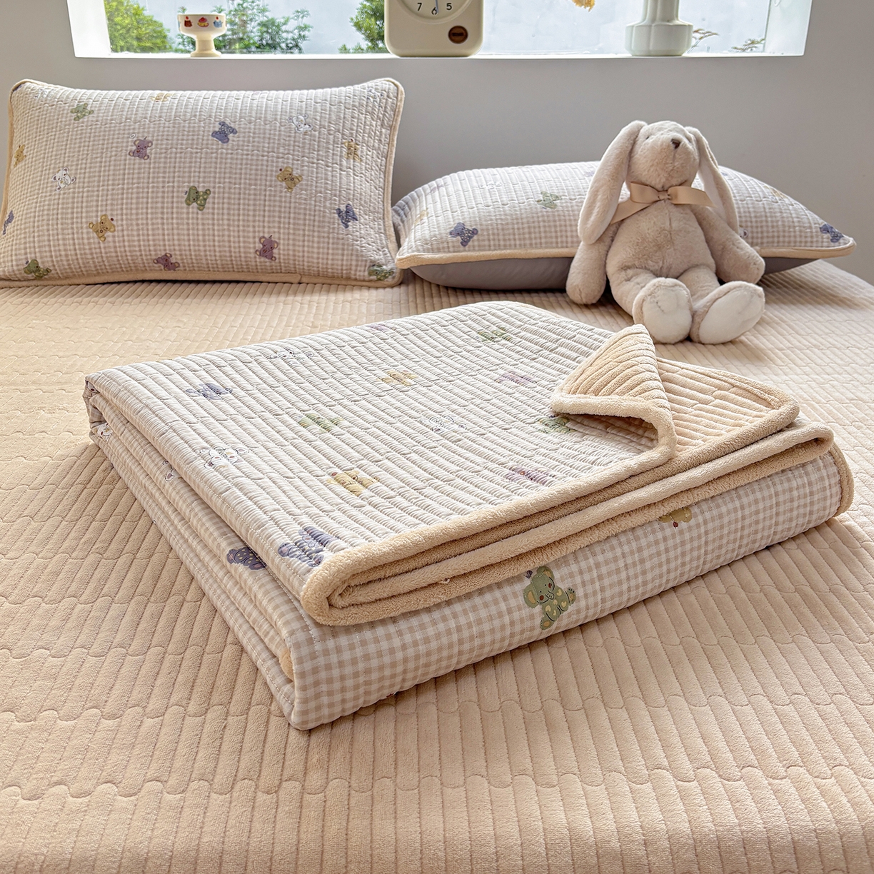 91家纺网 家纺一手货源 找家纺 金艾草 2025新款一面绒一面棉榻榻米大炕盖单件棉加绒床盖三件套A版全棉印花B版加厚牛奶绒 （提供买家秀） 咖色-字母